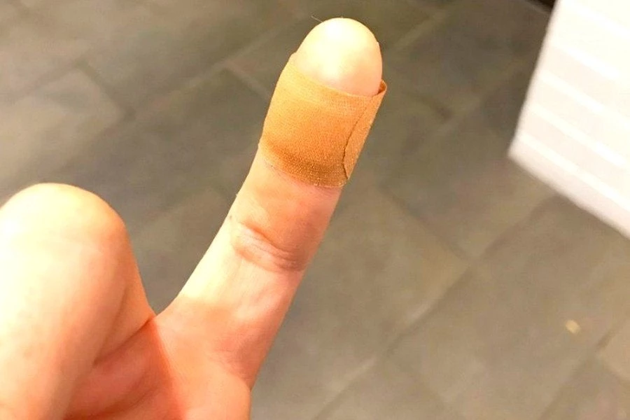 Κόψιμο στο δέρμα: Τι να κάνετε για να μην μολυνθεί (βίντεο)